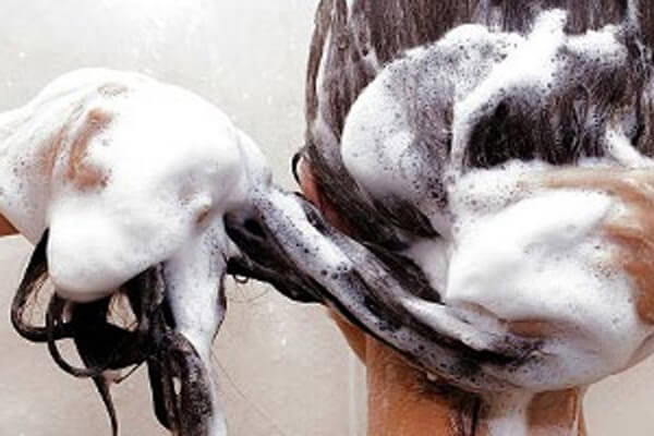Testa di donna che si lava i capelli